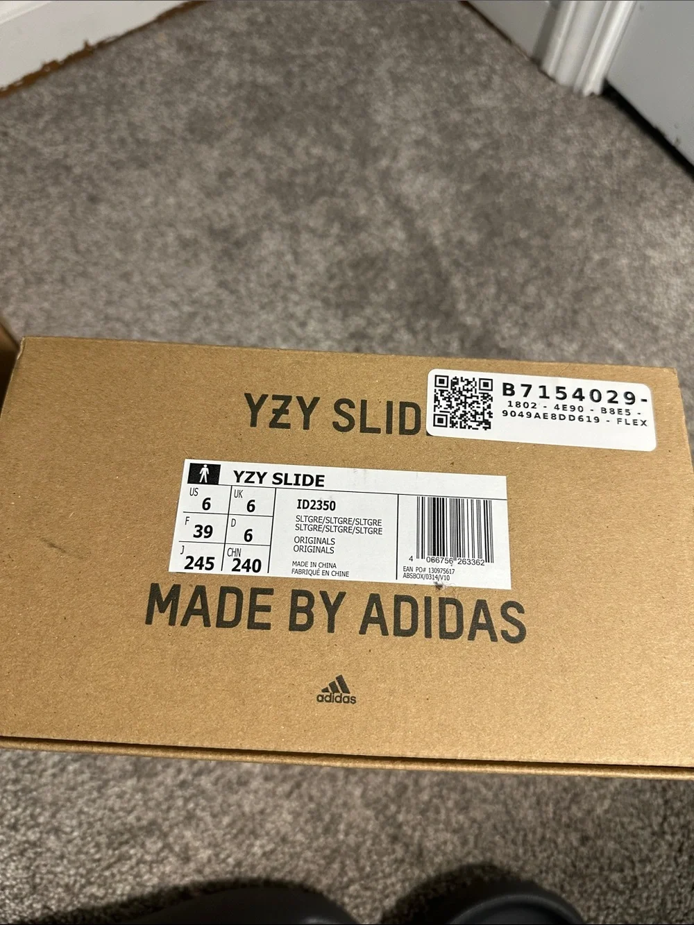 NIB Yeezy Slides - Dark Gray Size 6